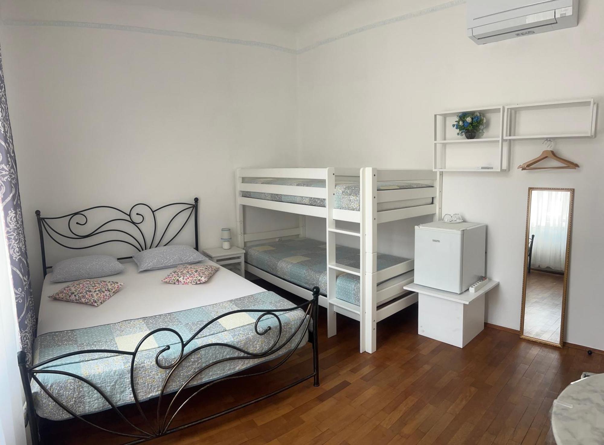 Guest House Izola Bagian luar foto